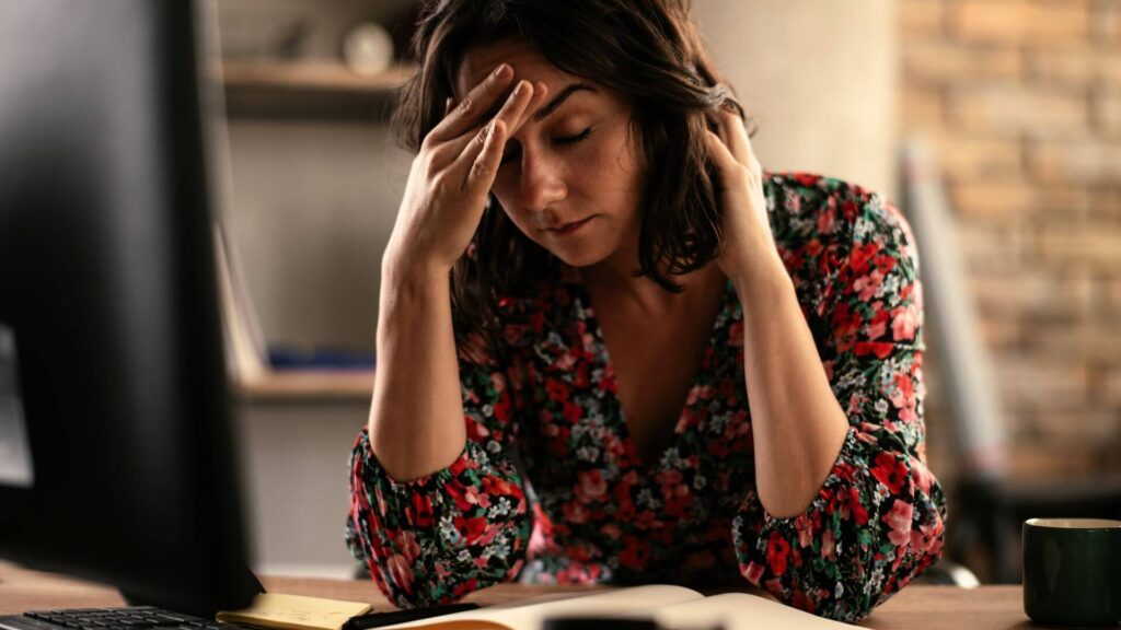Mulher com semblante cansado representando fadiga mental e desgaste emocional